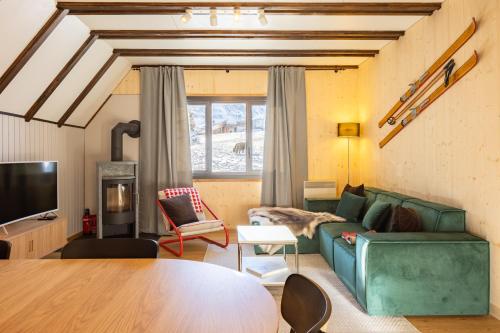 Koplietošanas atpūtas telpa ar TV, Boutique Ferienhaus mit Sauna - TheHerbertRealp in Realp
