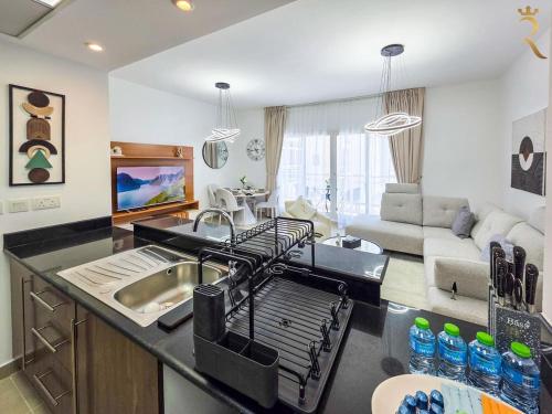 Luxury 1BR Modern Escape -Al Reef Downtown in สนามบินนานาชาติอาบูดาบี