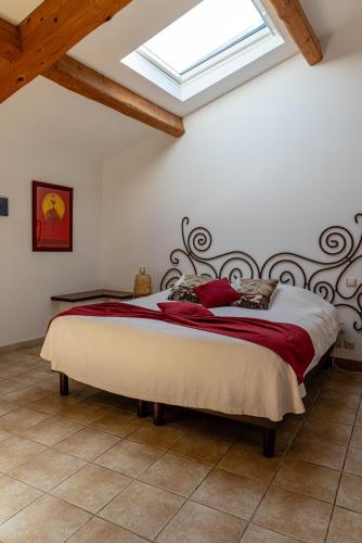 1 queen bed, 3 twin beds