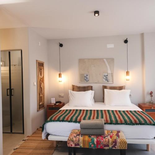 1 queen bed, 1 twin bed