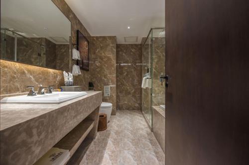 Bathroom, 上海兰墅国际酒店金山城市沙滩店 in Jinshan