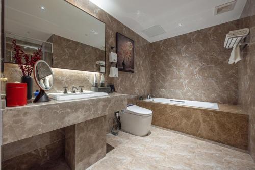 Bathroom, 上海兰墅国际酒店金山城市沙滩店 in Jinshan