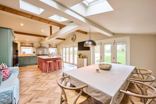 virtuve, Host & Stay The Coral Cottage in Wicklewood