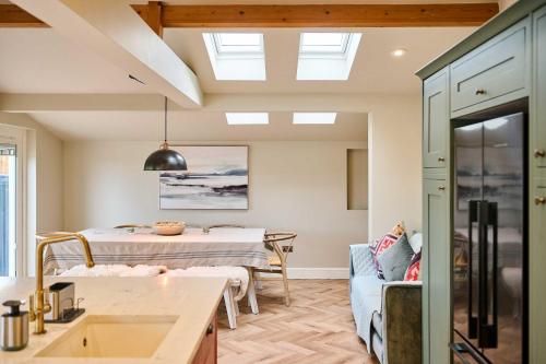 virtuve, Host & Stay The Coral Cottage in Wicklewood