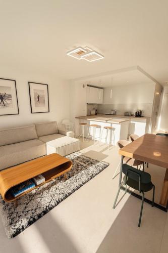 Spacious Modern Duplex Sunny View Ski & Hikes D52