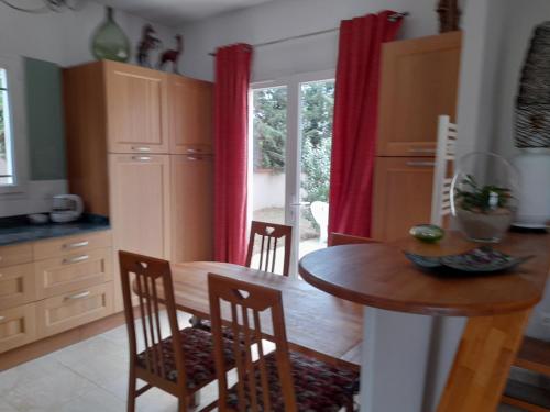 virtuve, Villa Cyprès 5 chambres aires de jeux, forêt, accessibilité PMR (Villa Cypres 5 chambres aires de jeux, foret, accessibilite PMR) in Gaja-et-Villedieu