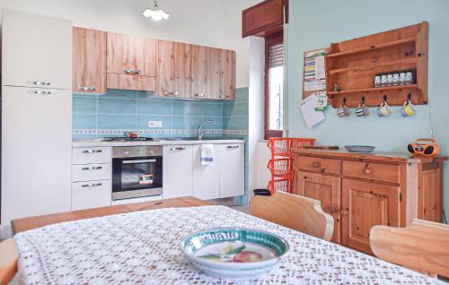 廚房, Amazing Home In Perdifumo With Wifi in 佩爾迪福莫