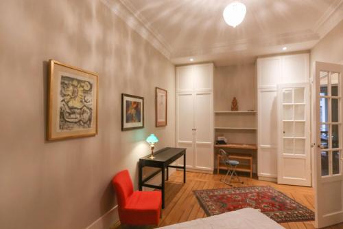 T2 apartment on the banks of the Seine - image 8