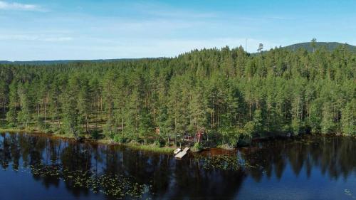 Viesnīcas āriene, Lakeside Cabin By Lake Møkeren in Mengkroken