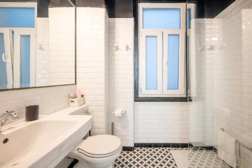 Boutique Apartment with Balcony in Bairro Alto - image 11