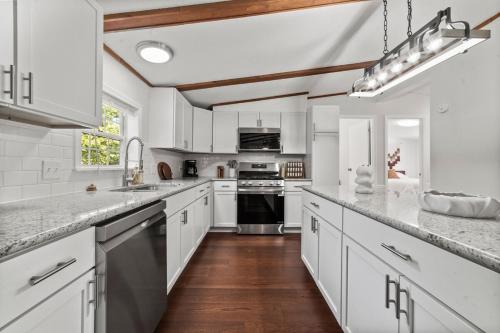 Lakefront 3 Bedroom Retreat on Susan Lake-5 minutes from Charlevoix in Hayes Township