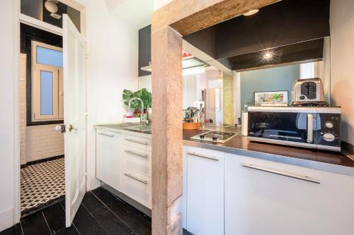 Boutique Apartment with Balcony in Bairro Alto - image 6