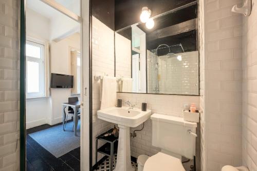 Boutique Apartment with Balcony in Bairro Alto - image 3