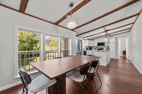 Lakefront 3 Bedroom Retreat on Susan Lake-5 minutes from Charlevoix in Hayes Township