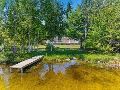 Lakefront 3 Bedroom Retreat on Susan Lake-5 minutes from Charlevoix in Hayes Township