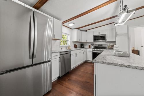 Lakefront 3 Bedroom Retreat on Susan Lake-5 minutes from Charlevoix in Hayes Township