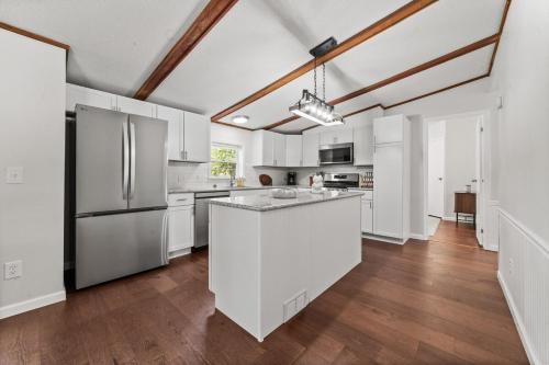Lakefront 3 Bedroom Retreat on Susan Lake-5 minutes from Charlevoix in Hayes Township