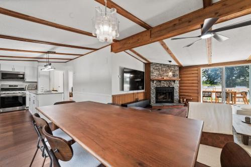 Lakefront 3 Bedroom Retreat on Susan Lake-5 minutes from Charlevoix in Hayes Township