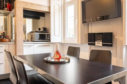 Elegant Apartment w Balcony in Bairro Alto - image 5