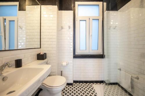 Elegant Apartment w Balcony in Bairro Alto - image 14