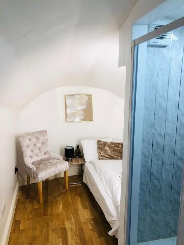 Large 4 BR Flat near Victoria Station - Great for Groups - image 5