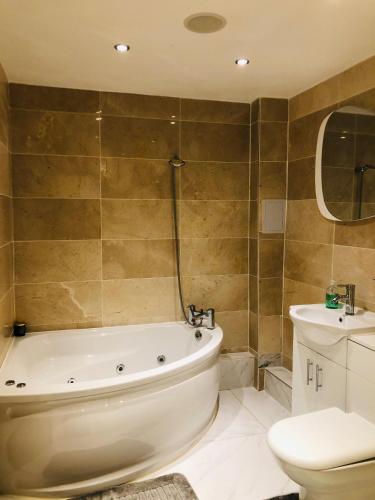 Large 4 BR Flat near Victoria Station - Great for Groups - image 6