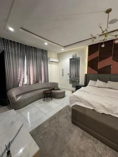 Exclusive Four Bedroom Apartment Near the Beach Restaurant and Nightlife - image 4