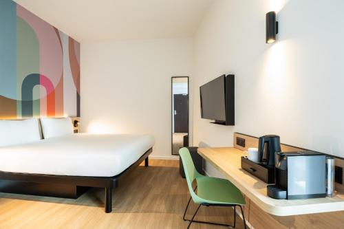 room detail thumbnail 1