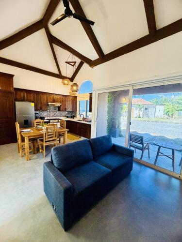 virtuve, T16 - Modern 2BR Solar Tiny Home Close to the Beach by Veritas Pacifica in Sandjēgo