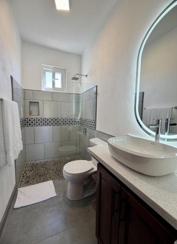 Duša, T16 - Modern 2BR Solar Tiny Home Close to the Beach by Veritas Pacifica in Sandjēgo