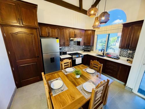 Iekārtas, T16 - Modern 2BR Solar Tiny Home Close to the Beach by Veritas Pacifica in Sandjēgo