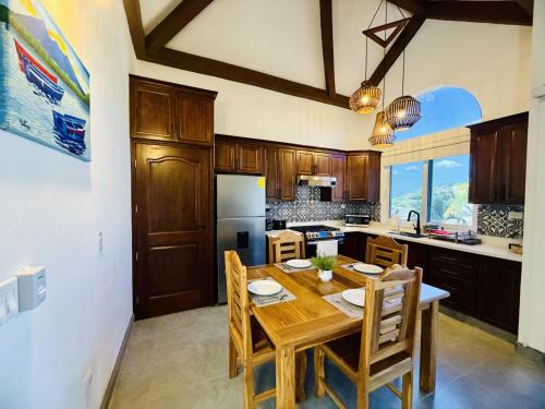 Iekārtas, T16 - Modern 2BR Solar Tiny Home Close to the Beach by Veritas Pacifica in Sandjēgo