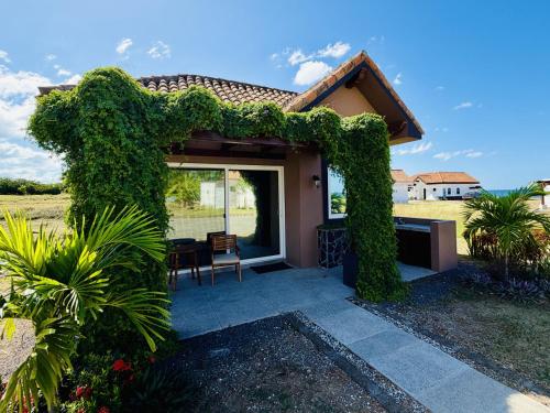 Viesnīcas āriene, T16 - Modern 2BR Solar Tiny Home Close to the Beach by Veritas Pacifica in Sandjēgo