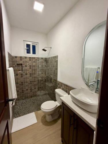 Vòi sen, T14 - Eco Friendly 2BR Tiny Home by Veritas Pacifica in San Diego