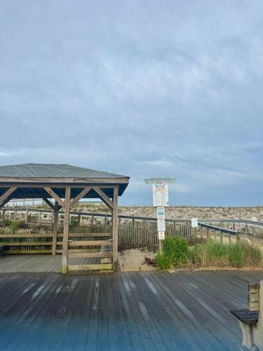 Bright Lavallette 2BR Private Yard Walk to Beach - image 8