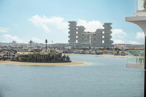 Palm Jumeirah Luxury Direct Beach Access and Views - image 2