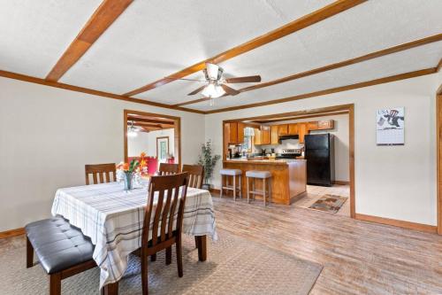 Hidden Treasure- Private Pool, Pond, 1600 Acres in Irvine (KY)