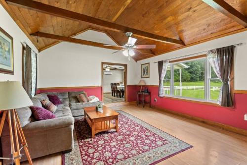 Hidden Treasure- Private Pool, Pond, 1600 Acres in Irvine (KY)