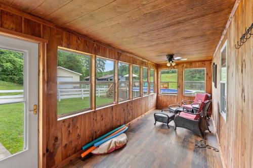 Hidden Treasure- Private Pool, Pond, 1600 Acres in Irvine (KY)