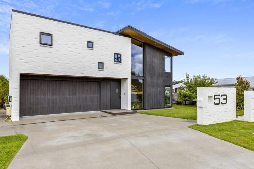Stunning Lakeview Home with Chefs kitchen - image 4