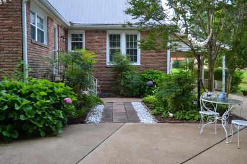Patio Oasis! Charming 'Ivy Cottage' in Tennessee in Dresden (TN)