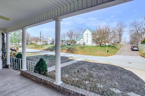Patio Oasis! Charming 'Ivy Cottage' in Tennessee in Dresden (TN)