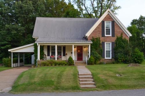 Patio Oasis! Charming 'Ivy Cottage' in Tennessee in Dresden (TN)