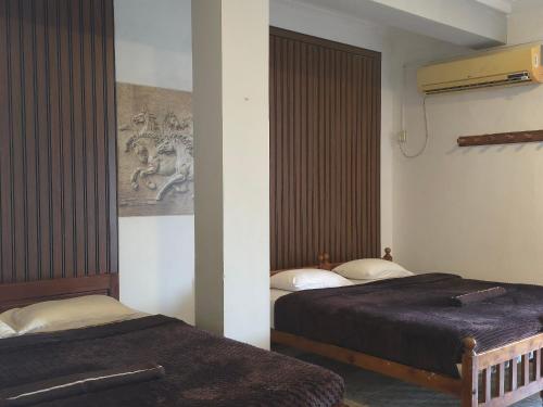 2 queen beds, 1 twin bed
