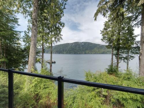 Hera's Cove - Oceanfront Oasis - Pet Friendly in Port Renfrew (BC)