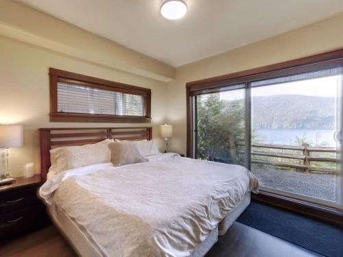Hera's Cove - Oceanfront Oasis - Pet Friendly in Port Renfrew (BC)