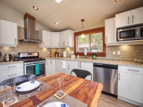 Going Coastal A - Oceanfront - Pet Friendly in Port Renfrew (BC)
