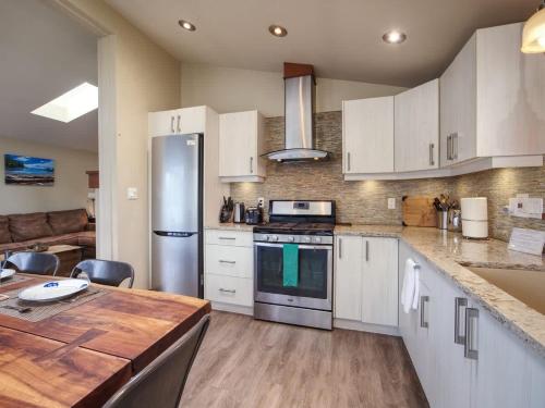 Going Coastal A - Oceanfront - Pet Friendly in Port Renfrew (BC)