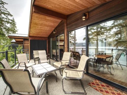 Going Coastal A - Oceanfront - Pet Friendly in Port Renfrew (BC)