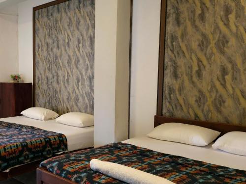 2 queen beds